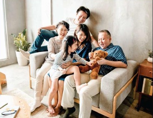 ครอบครัวใช้เวลาร่วมกันในบ้าน จากเอกสารผลิตภัณฑ์เจมาร์ท